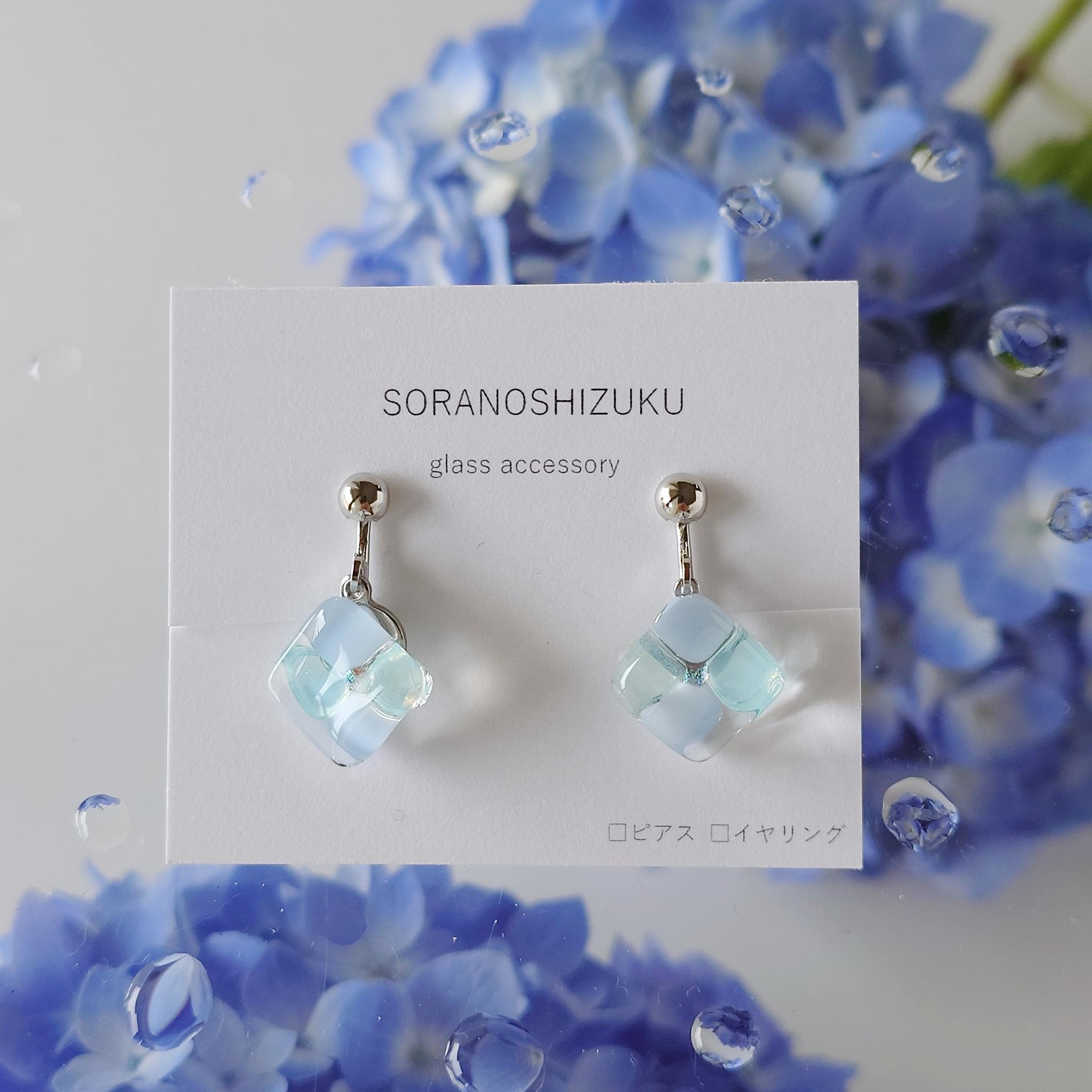 『空色の紫陽花』ガラス イヤリング/ピアス square flower series 小さめサイズ 揺れるタイプ | 9枚目