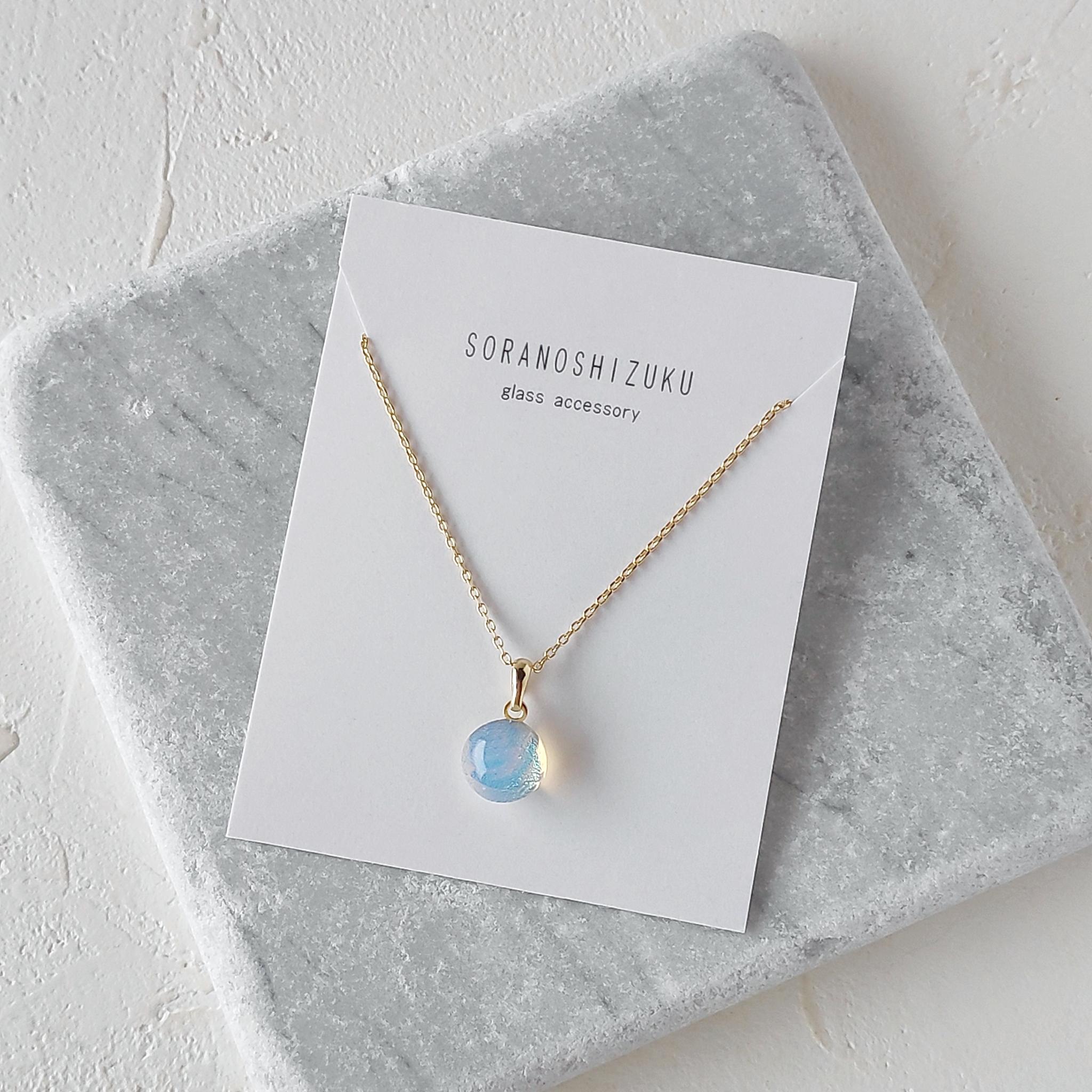天気雨の雨粒ガラスのネックレス オパール色 (chain color gold) | 2枚目