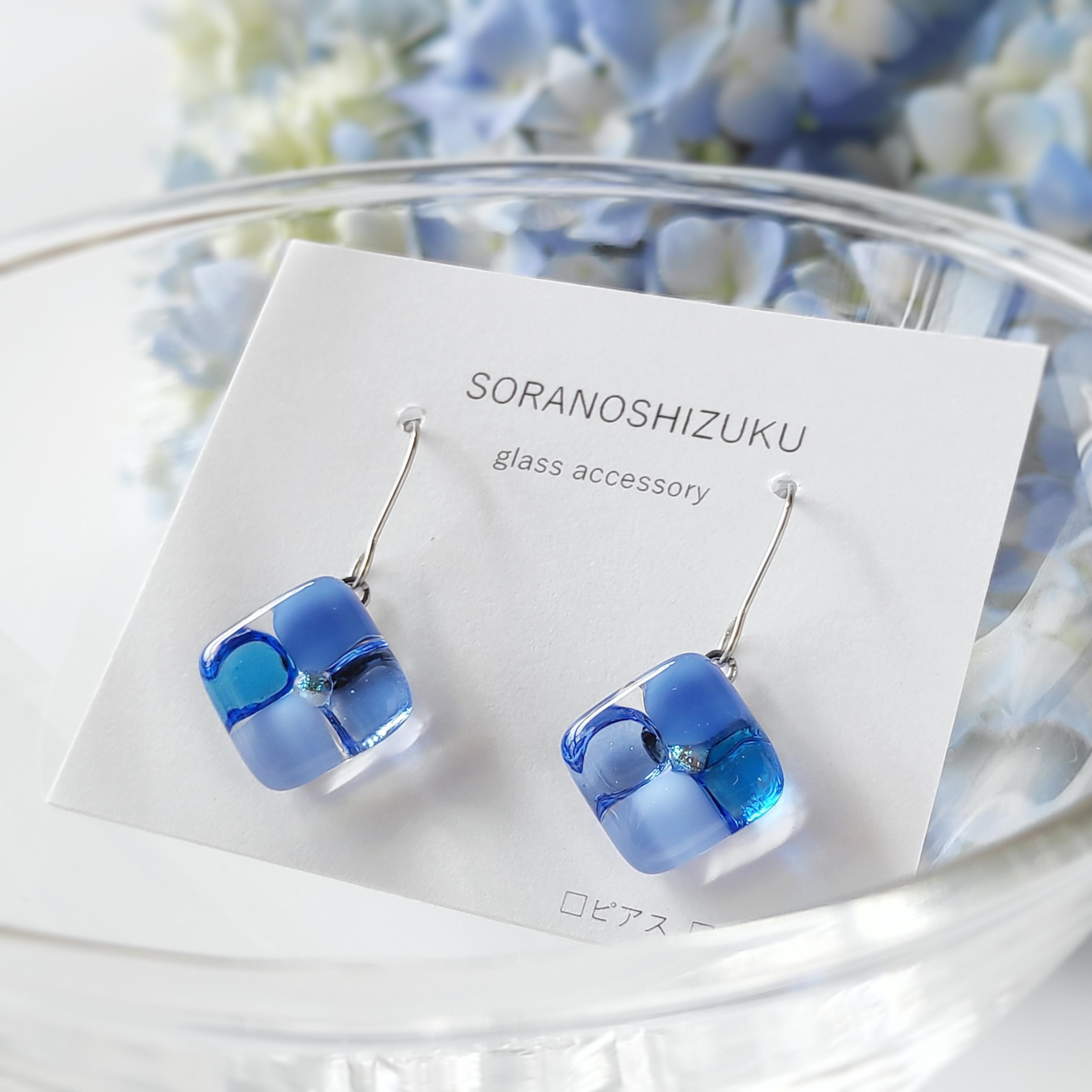 『紫陽花』ガラス イヤリング/ピアス square flower series 小さめサイズ 揺れるタイプ1枚目の画像