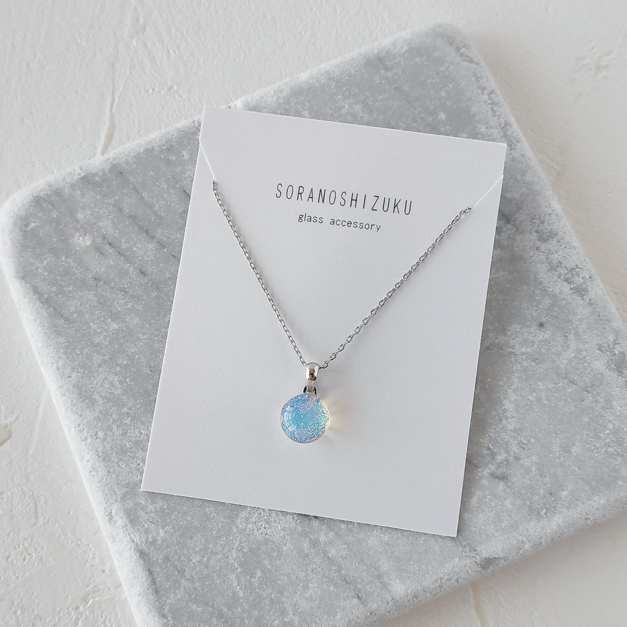 天気雨の雨粒ガラスのネックレス オパール色1枚目の画像